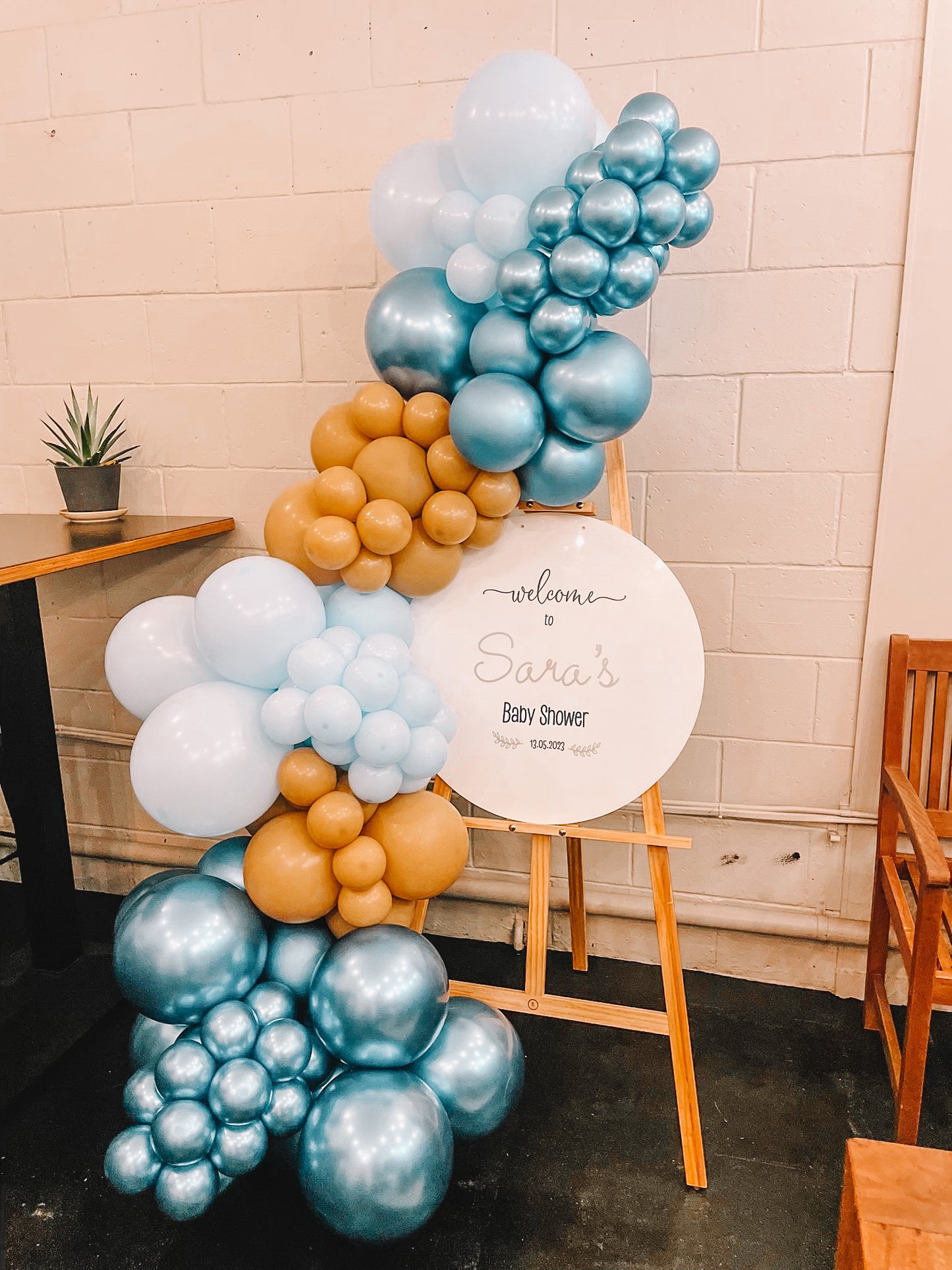 Package Wooden Easel, White Sign and 2m Balloons