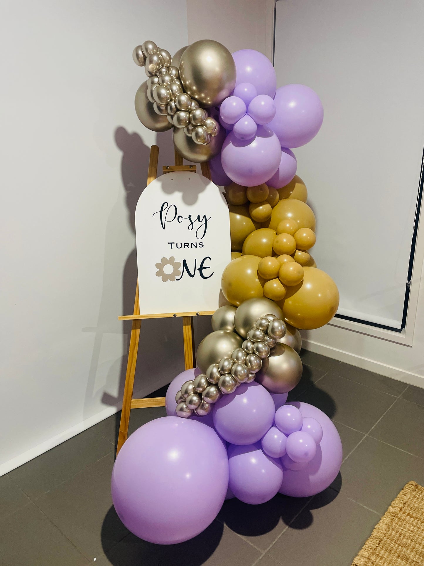 Package Wooden Easel, White Sign and 2m Balloons