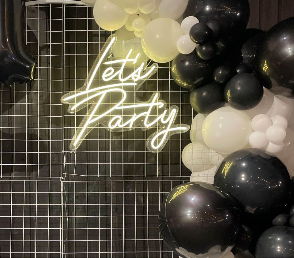 "LET'S PARTY" neon Sign